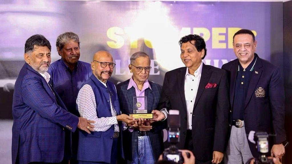 Dr. VGP presenting AMEC Colors to Syed Kirmani with Narayana Murthy